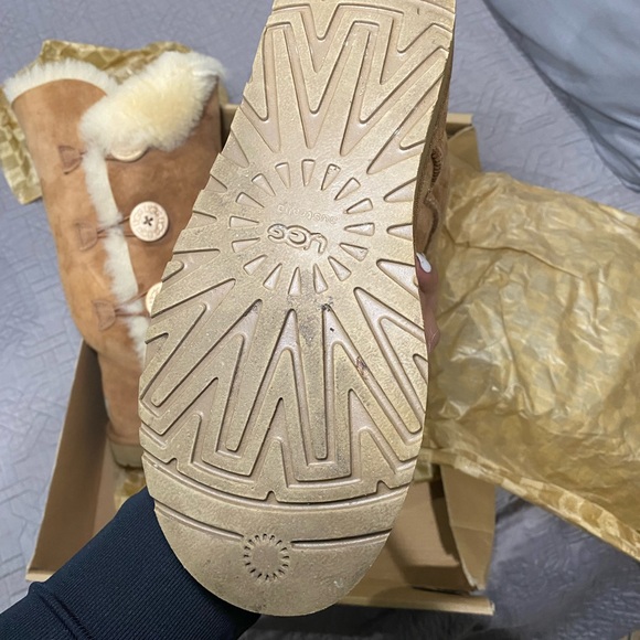 Uggs - Picture 3 of 8